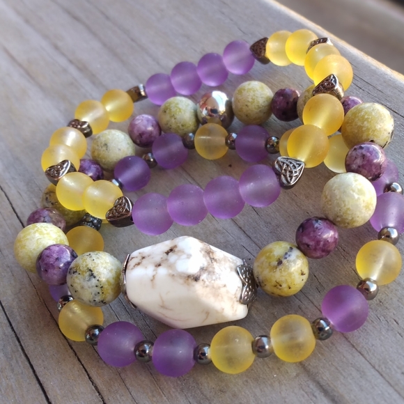 Howlite three bracelet stack - Picture 11 of 13